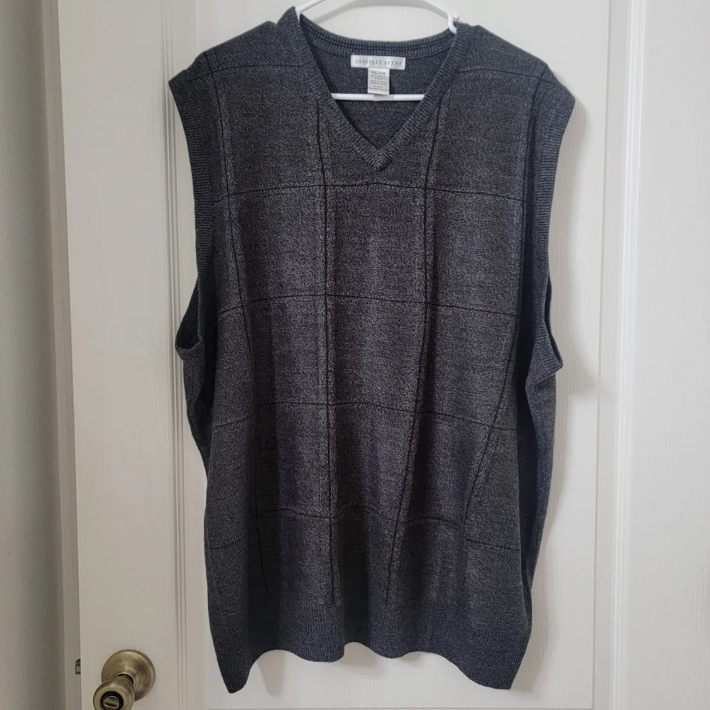 Geoffrey Beene Size XXL Gray / Black Windowpane V Neck Sweater Vest, EUC